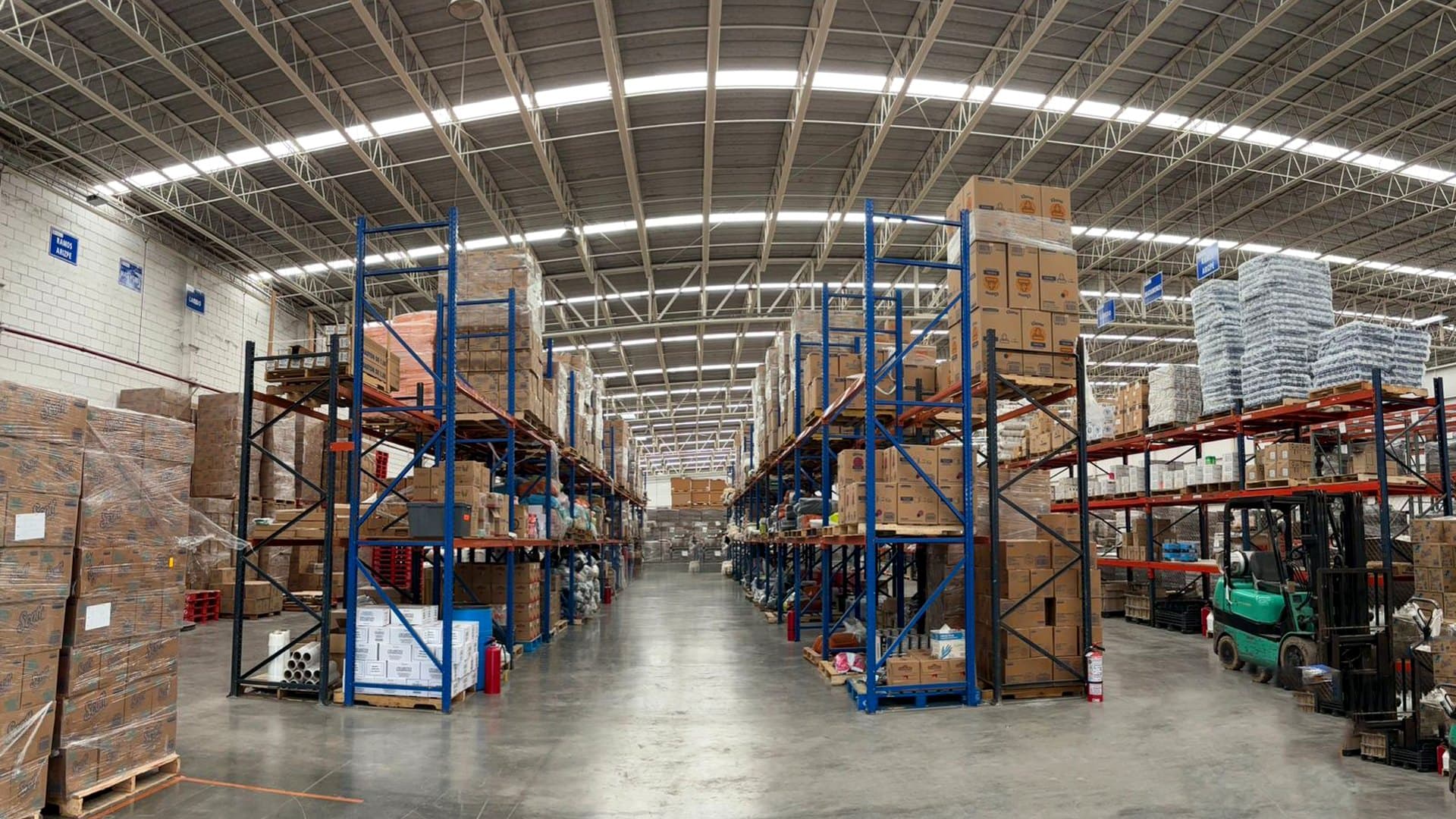 Pasillo principal del almacén Hi Supply en Querétaro